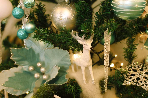 Künstlicher Weihnachtsbaum Geschmückt Mit Spielzeug Blau Und Weiß Weihnachtsdekoration — Stockfoto