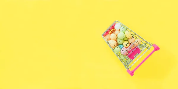 Banner Muchos Huevos Artificiales Miniatura Multicolores Carrito Comida Miniatura Sobre — Foto de Stock