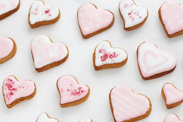 Patrón Galletas Jengibre Forma Corazón Decorado Con Esmalte Blanco Rosa — Foto de Stock