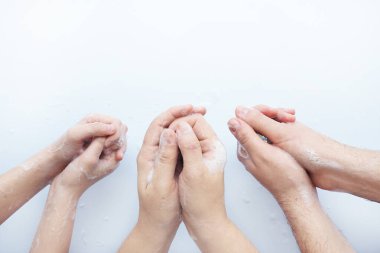 Kadın masaüstü: klavye, klavye, ataç, kalem, fare, çıkartma, ataç ve masaüstünde tıbbi maske. Düz plan, üst manzara. Metin için boşluk. 