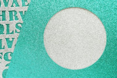 Mavi ve gümüş malzemelerin soyut arkaplan ve dokusu oyulmuş yuvarlak bir delik ve oyulmuş harflerle parıldıyor.