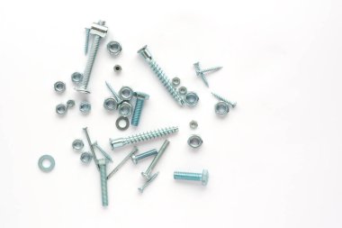 Farklı vidalar, cıvatalar, fındıklar, matkaplar, beyaz arka gruptaki araçlar