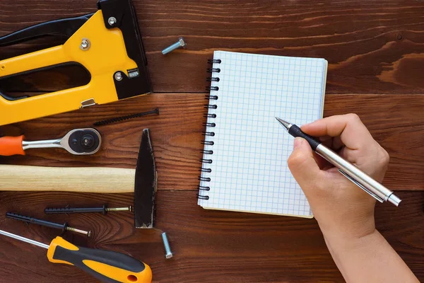 Männliche Hand Mit Stift Notiert Einem Kontrollkästchen Werkzeuge Für Reparatur — Stockfoto