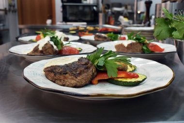 Biftek ve sebze tabağında.