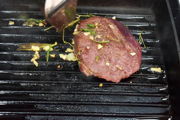 Bife grelhado antes de cozinhar — Fotografia de Stock