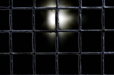 Birkaç satıra ayrılmış kare bir borunun kesimi