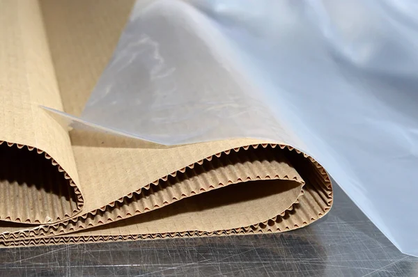 Cartón corrugado y película plástica para productos de embalaje —  Fotos de Stock