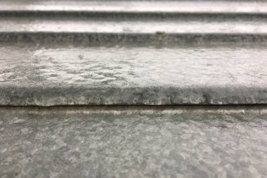 Çatı, buz tabakasının altında.