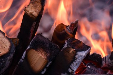 Ateş sırasında yakılacak odun kırmızı bir ateşte yanar.. 