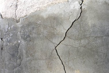 Beton yapıda büyük bir çatlak oluştu.. 