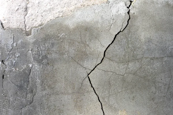 Beton yapıda büyük bir çatlak oluştu.. 