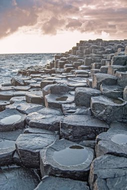 Giants Causeway ile günbatımı ön planda