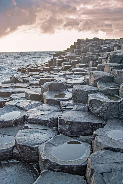Giants Causeway ile günbatımı ön planda