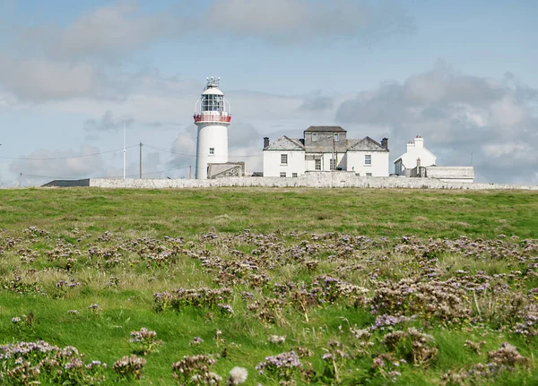 İrlanda, Howth 'daki bir uçurumda deniz feneri.
