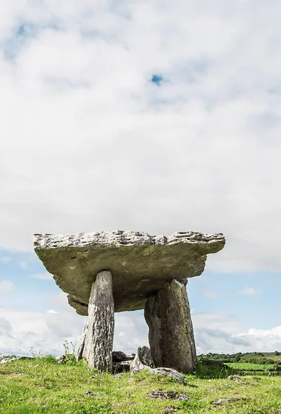 Tarih öncesi taş tapınak, İrlanda 'da Poulnabrone Dolmen