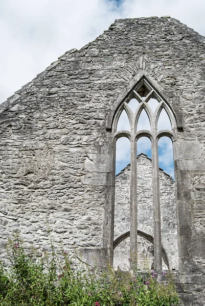 爱尔兰一座古老教堂废墟的石墙 — 图库照片