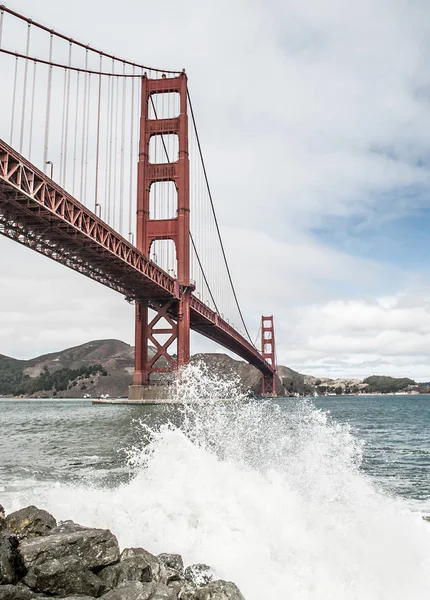 Golden Gate Köprüsü, okyanus dalgasından püskürtülmüş, San Francisco, Usa