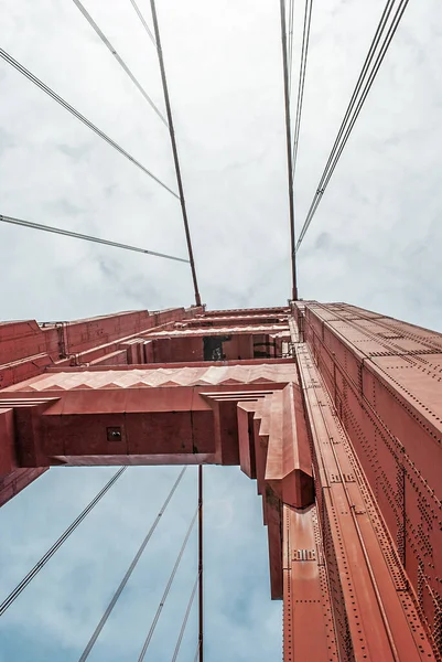 The Golden Gate Bridge from Worm's-eye view, San Francisco, USA — Stock Photo, Image