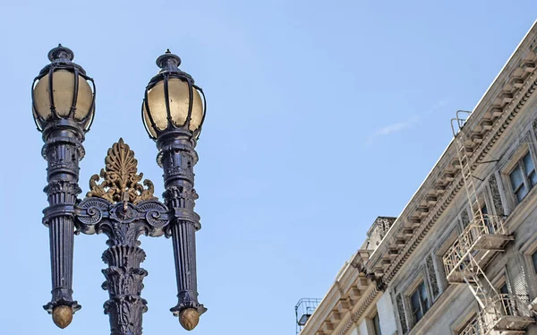 San Francisco, Usa 'da arka planında ev cephesi olan eski bir sokak lambası.