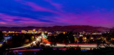 Gece Boise Idaho şehir merkezi manzarası ve çıplak araba ışıkları.