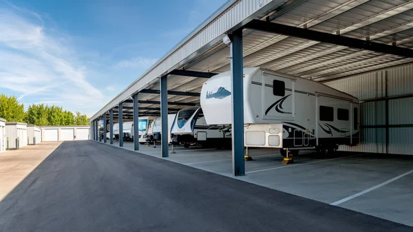 Lagerung Geschäft mit einem überdachten Platz zum Parken rvs — Stockfoto