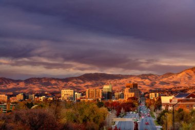 Boise Idaho 'nun ufuk çizgisi üzerinde sonbahar günbatımı 