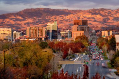 Boise Idaho 'nun yakınındaki Capital Bulvarı' nda sonbahar renkleriyle kapatılıyor. 