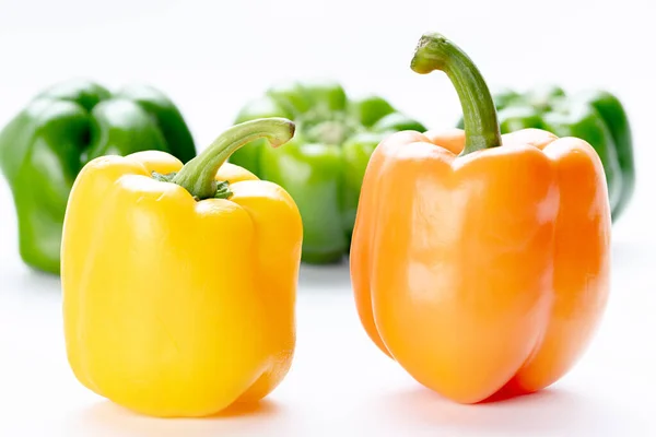 Primer plano de un pimiento amarillo y naranja con verde — Foto de Stock