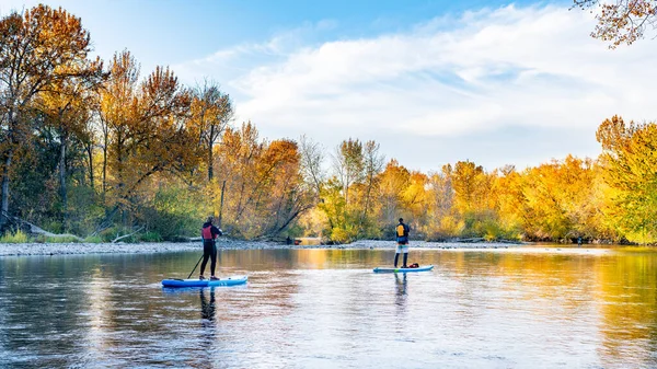 Sonbaharda Boise Nehri 'nin etrafını çeviren Paddle Panarders