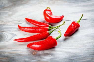 Su damlalarıyla yakın plan özel kırmızı biber.