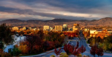 Küçük Boise Idaho kasabası sonbaharda gün batımında gökyüzüne yükselir.