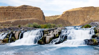 Washington 'daki Palouse Nehri' nde çifte şelale.