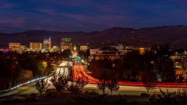 Gece Boise Idaho 'da araba ligi ile başkent bulvarı.