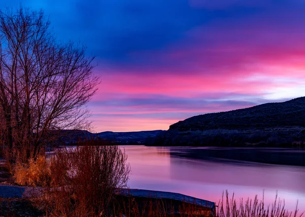 Salida del sol en una rampa de barcos en el río Snake en Idaho — Foto de Stock