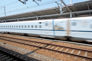 Hızlı tren yüksek hızda geçer.