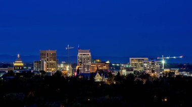Boise City geceleri sokak ışıklarıyla gökyüzüne bakıyor.