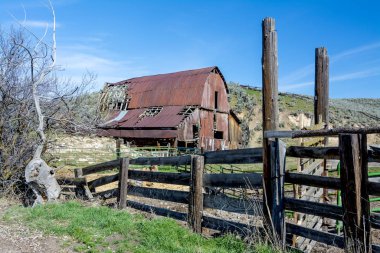 Kırmızı paslı ahır ve çit
