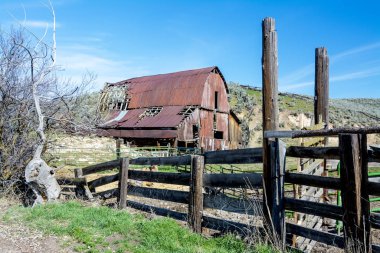 Klasik ahır ve çit.