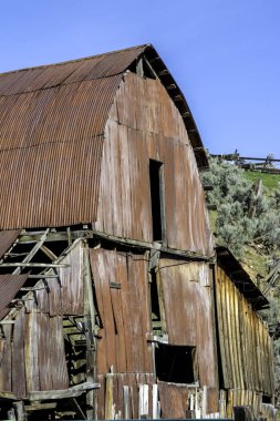 Paslanmış klasik teneke kaplı ahır.