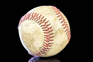 Bir çocuğun beysbol topunu yakın çekim.