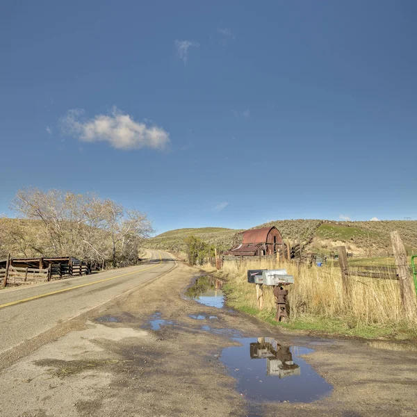 Granja Idaho con granero oxidado y buzones de correo — Foto de Stock