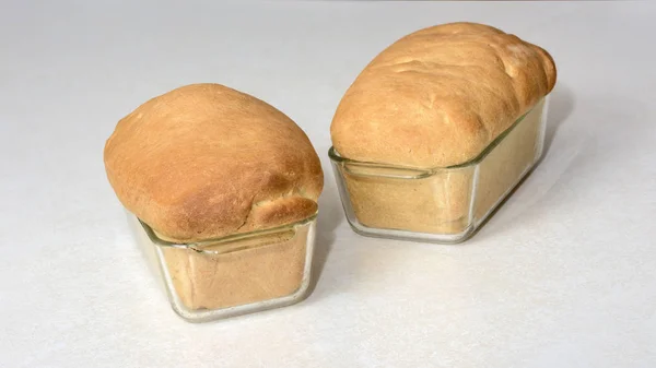 Хлеб прямо из печи охлаждения, чтобы поесть — стоковое фото