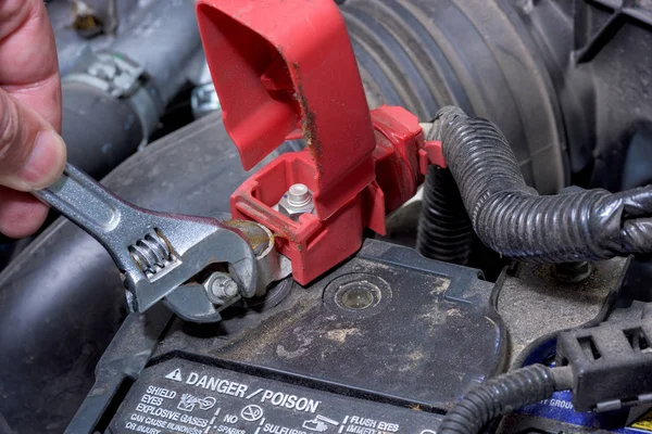 Cuidados Aumotive reparação da bateria de reposição — Fotografia de Stock
