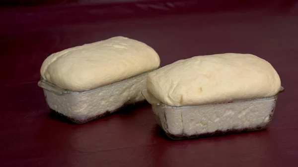 Patelnie chlebowe z podnoszącym się ciastem — Zdjęcie stockowe