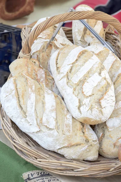 Roti segar dalam keranjang — Stok Foto