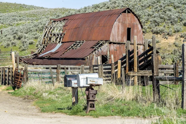 Antiguo granero de granja resistido en Idaho — Foto de Stock