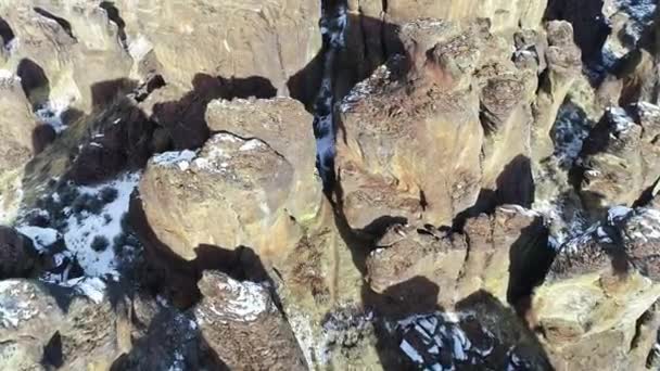 Vue vers le bas des pinacles rocheux voir dans le désert 