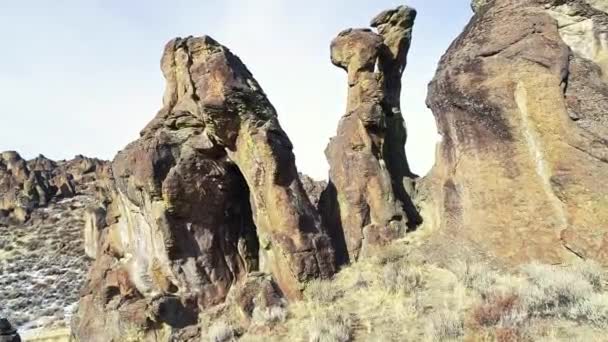 Arch Formed Rock Pinnacle Rises Desert Floor — Stock Video