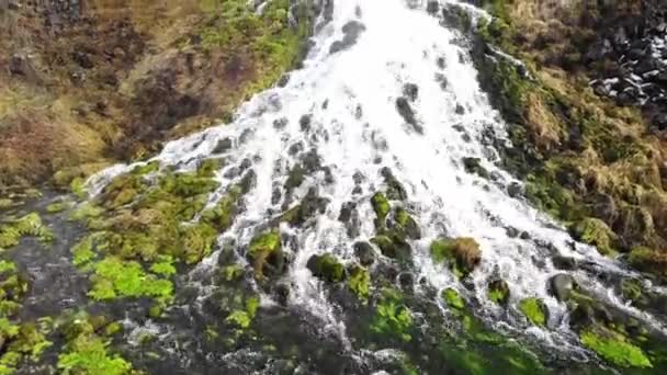 Wasserfächer Aus Einem Wasserfall Seiner Basis — Stockvideo