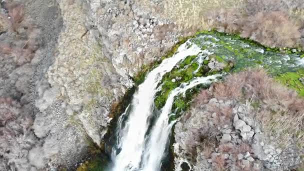 Río Convierte Una Gran Cascada Medida Que Fluye Sobre Rocas — Vídeos de Stock